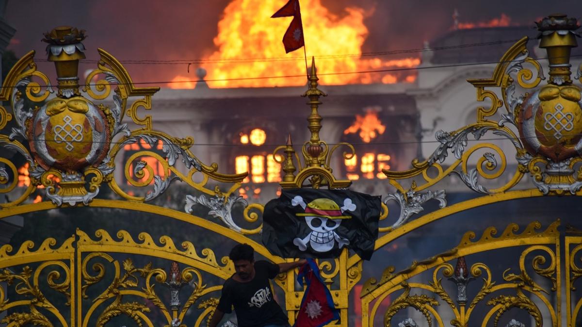Nepal'de kaos... Parlamento alevler iinde: Eski Babakann ei yanarak can verdi