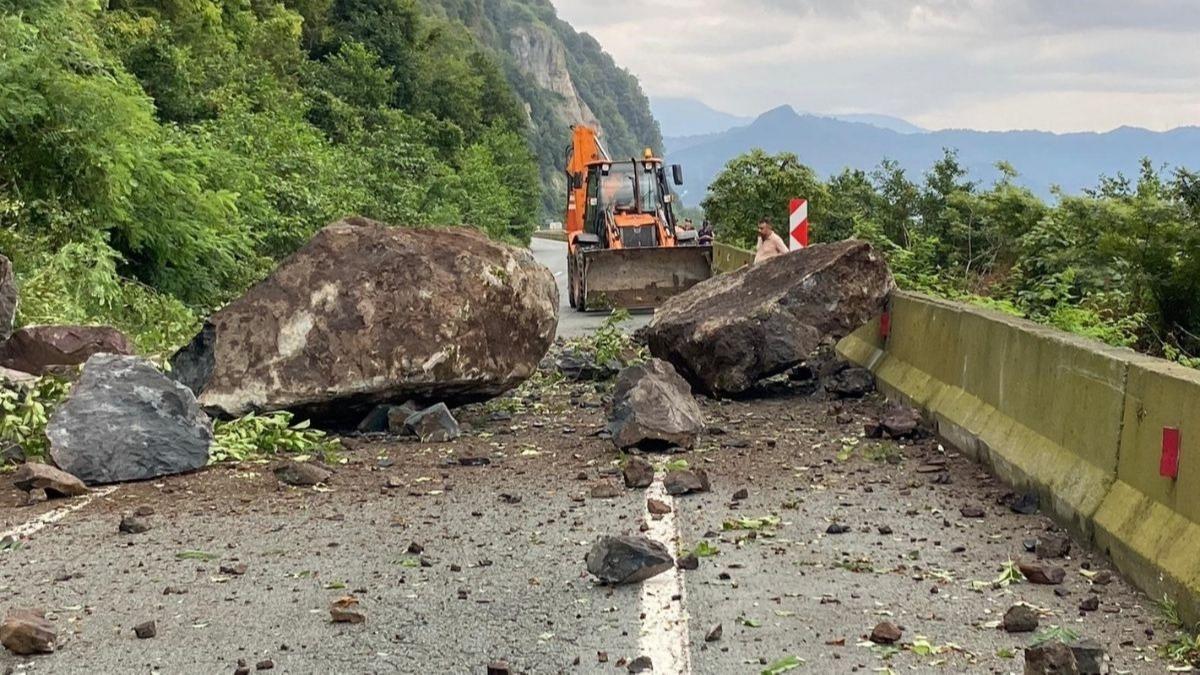 Karadeniz Sahil Yolu'nda faciadan dnld! Heyelan yolu kapatt