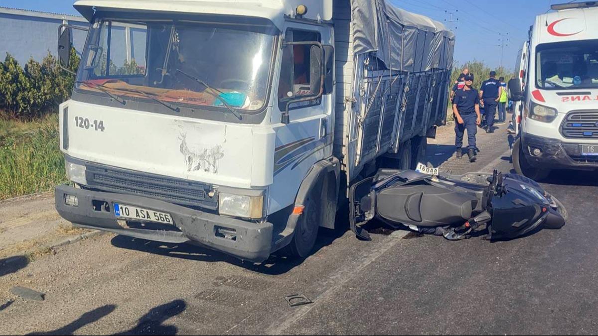 Kavakta feci lm: Krmz ktaki motosikleti ezdi