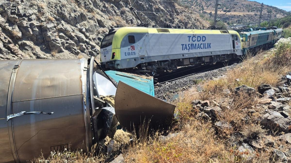 Malatya'da tren kazas: Kafa kafaya arptlar 