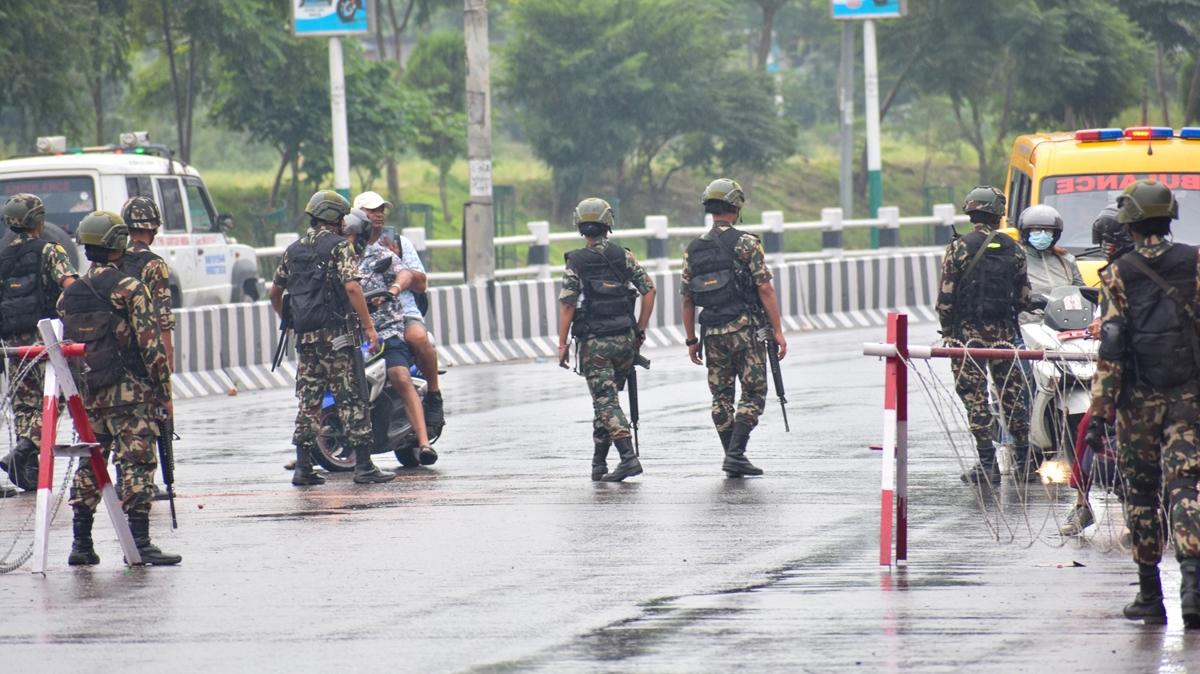 Nepal'de ordu sokaa indi