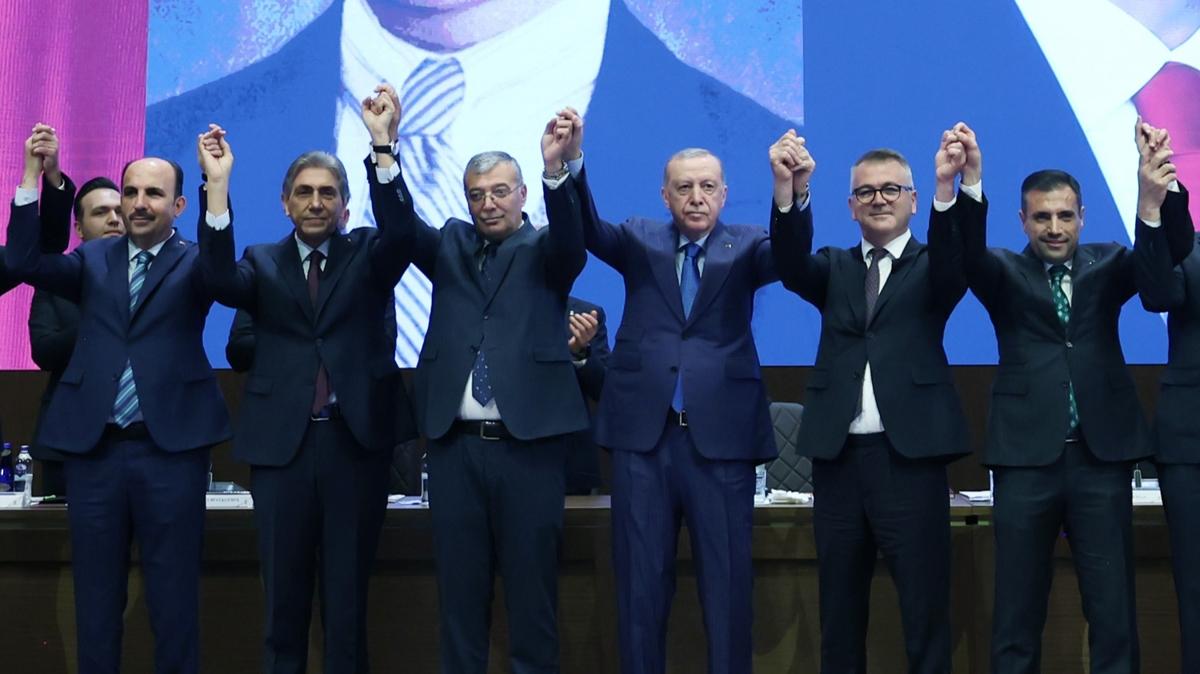 2 belediye daha AK Parti'ye geti... Rozetlerini Cumhurbakan Erdoan takt