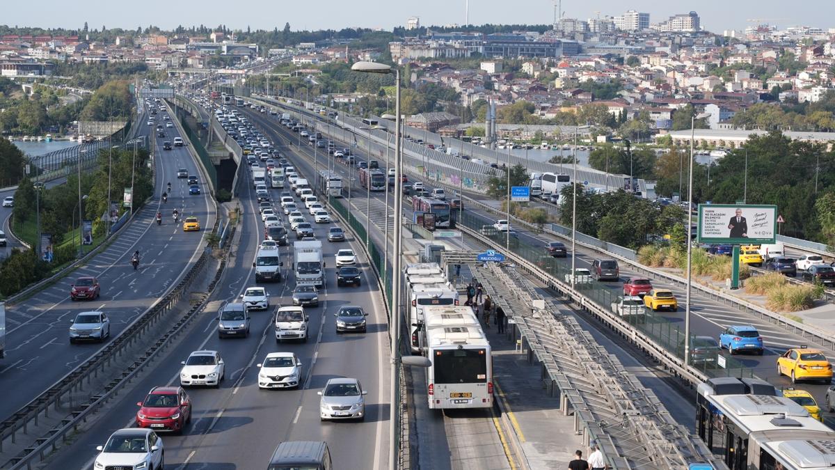 stanbul'da trafik kilit! Younluk yzde 76'ya kt