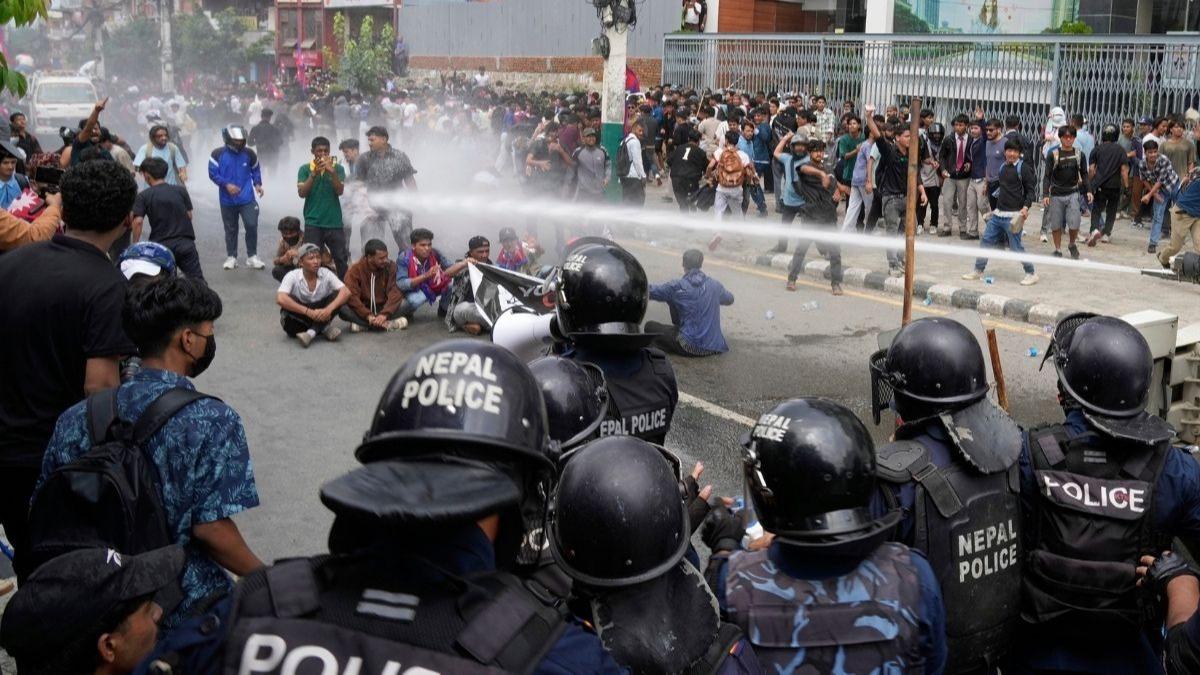 Babakan istifa etti, protestolar dinmedi: Nepal'de l says artyor