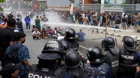 Babakan istifa etti, protestolar dinmedi: Nepal'de l says artyor