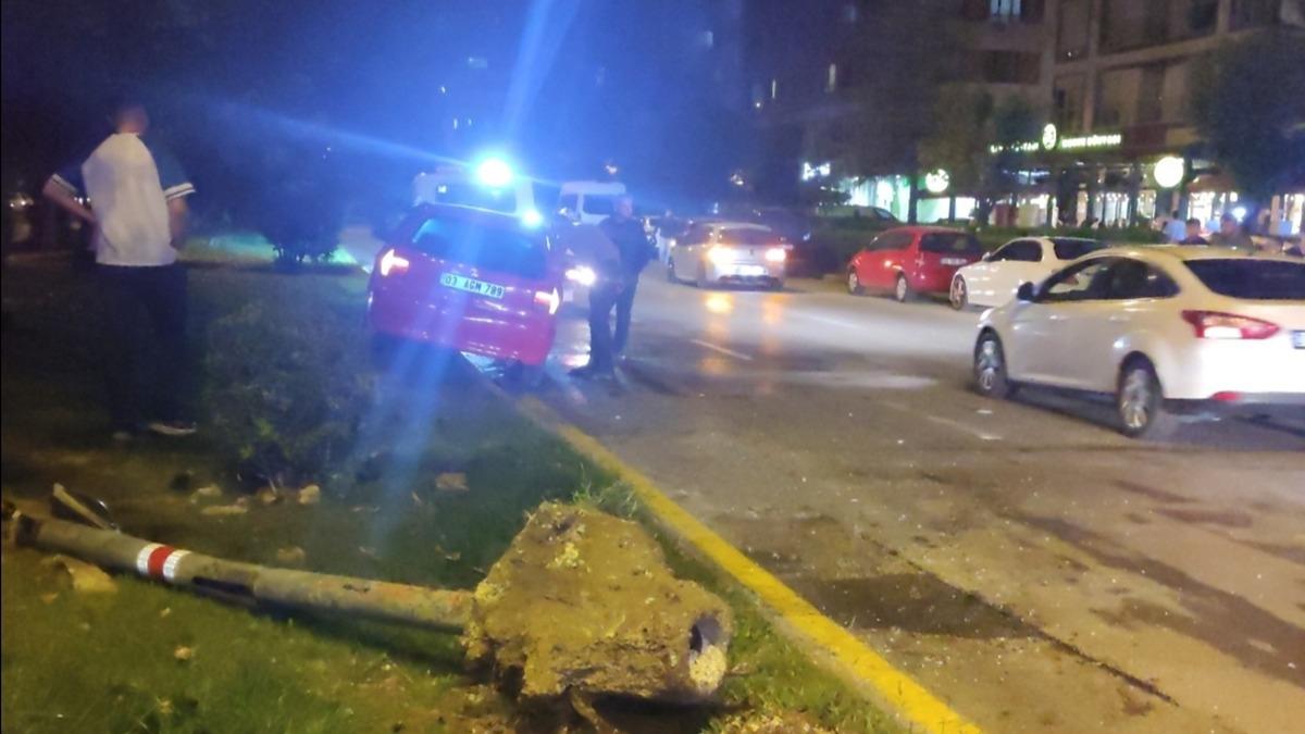 Kaza yapan otomobil yayalara arpt: 1 l 2 yaral