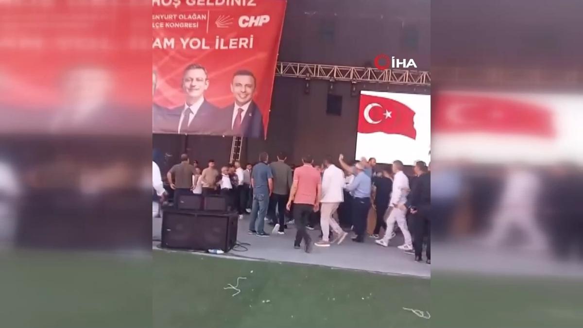 CHP kongresinde artmayan manzara... Yumruklar havada uutu