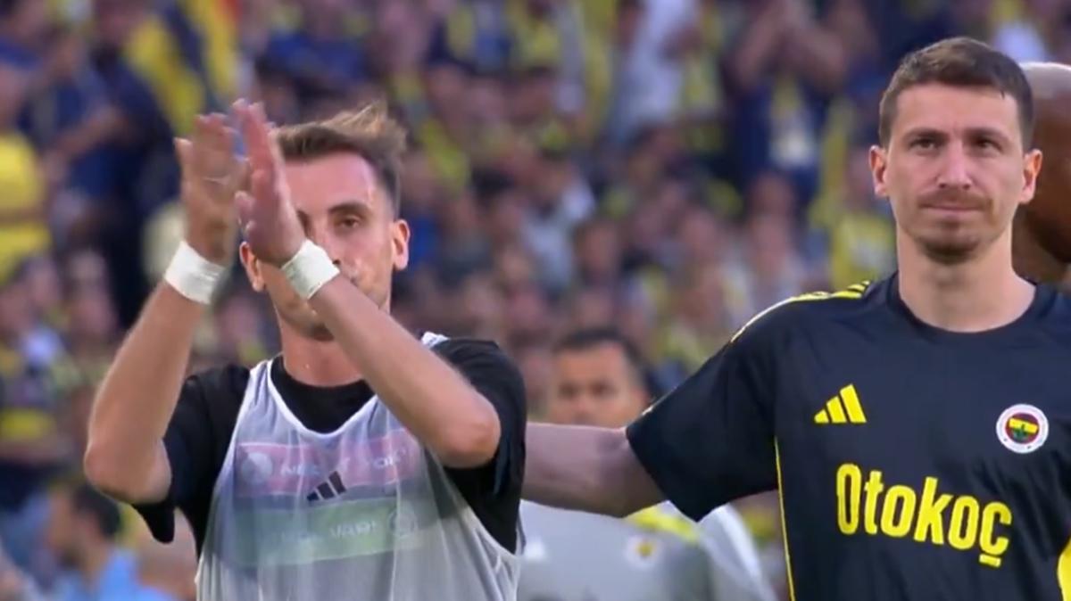 Kerem ve Mert Hakan, taraftar birlikte selamd