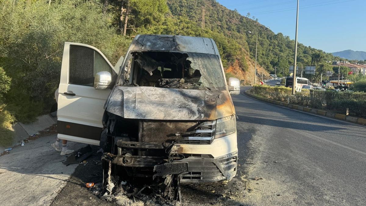 Marmaris'te turistleri tayan minibs alev ald