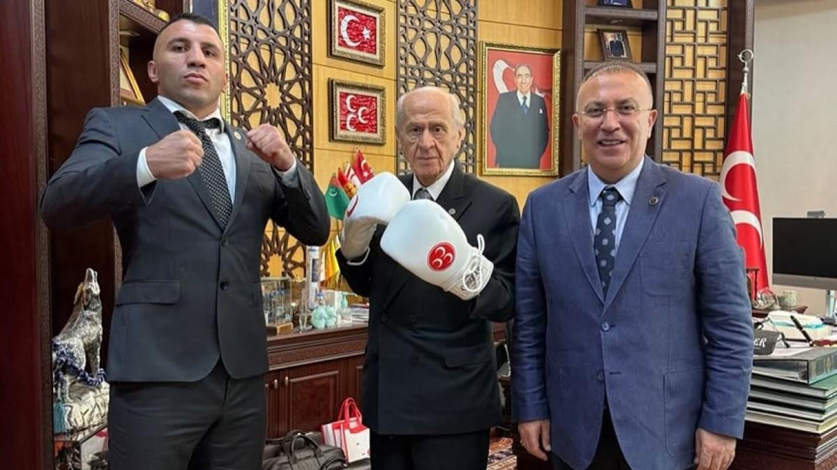 ampiyon boksr Avni Yldrm, MHP lideri ile bir araya geldi... Baheli boks eldiveni ile poz verdi