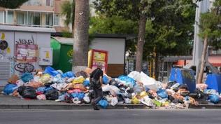 İzmir'in sokakları çöp yığınlarıyla doldu