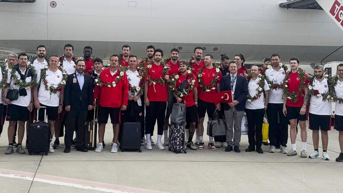 Yurda dndler! 12 Dev Adam'a cokulu karlama