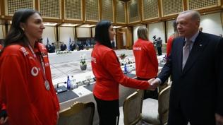 Cumhurbaşkanı Erdoğan, A Milli Kadın Voleybol Takımı'nı kabul etti