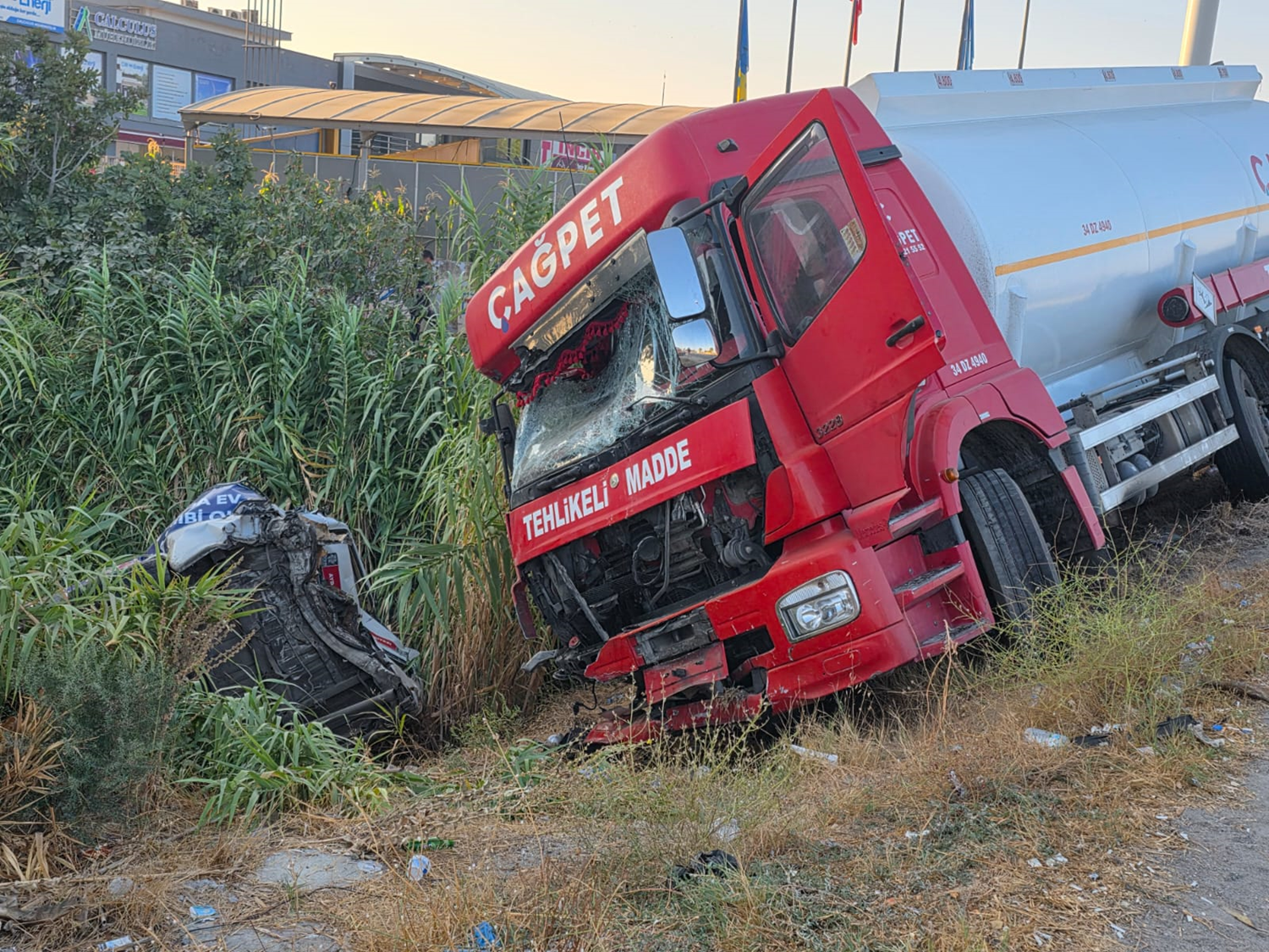 Tankerle çarpışan minibüs dereye devrildi: 3 yaralı