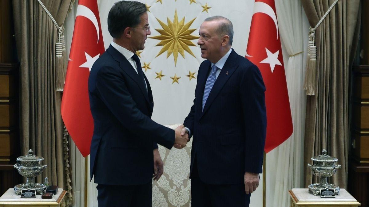 Trkiye'nin ''kilit aktr'' olmas komuyu ayaa kaldrd! Atina'da Trkiye alarm