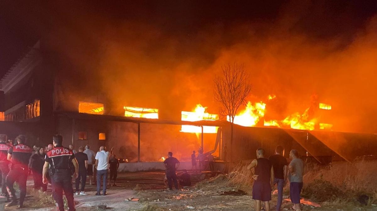 zmir'de mobilya fabrikasnda yangn: Ekipler seferber halde