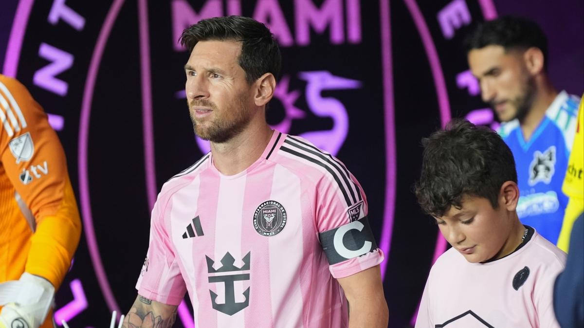 Lionel Messi imzay atyor
