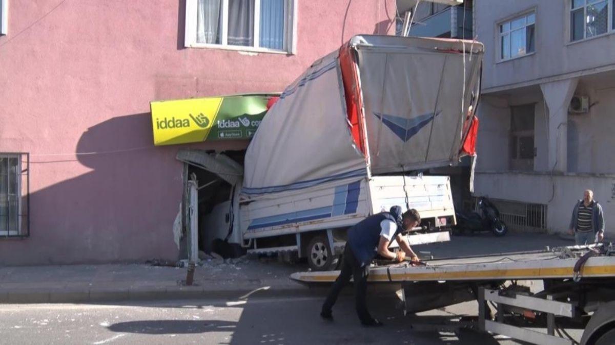 skdar'da faciadan dnld! Kamyonet dkkana dald