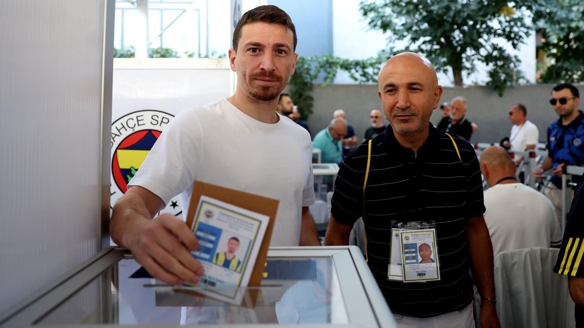 Fenerbahe'de Mert Hakan Yanda, oyunu kulland