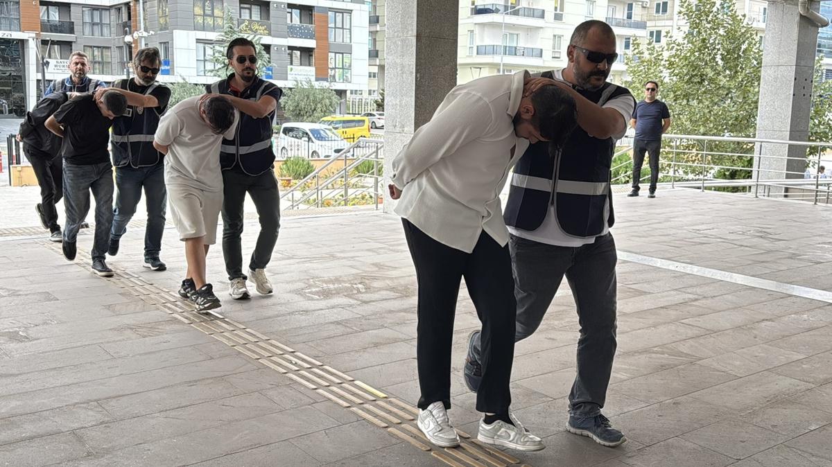 ehit ailesini dolandrdlar: 11 zanl adliyede