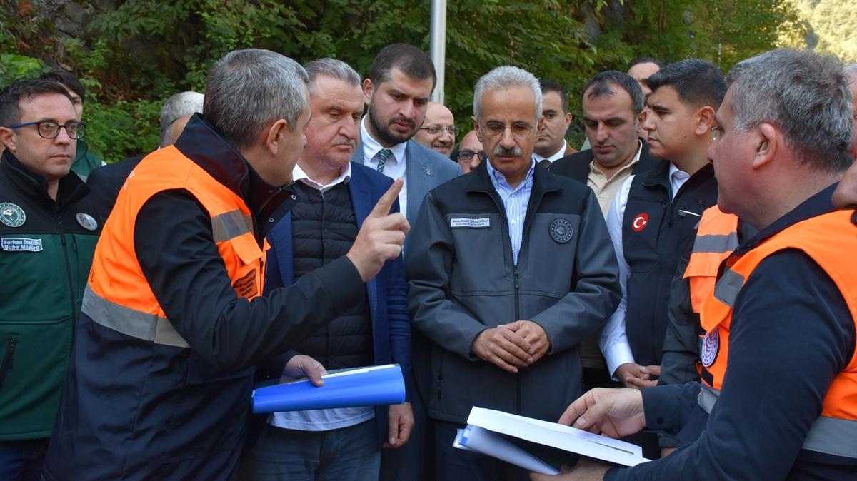 Artvin'de yol kapand, kpr ykld! Bakanlar Uralolu ve Bak'tan selden etkilenen blgede inceleme
