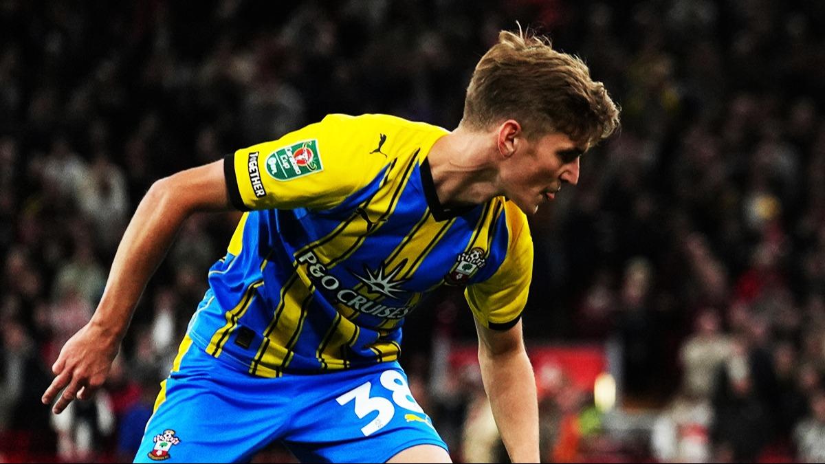 Elias Jelert parlad! Liverpool'a kar gz doldurdu