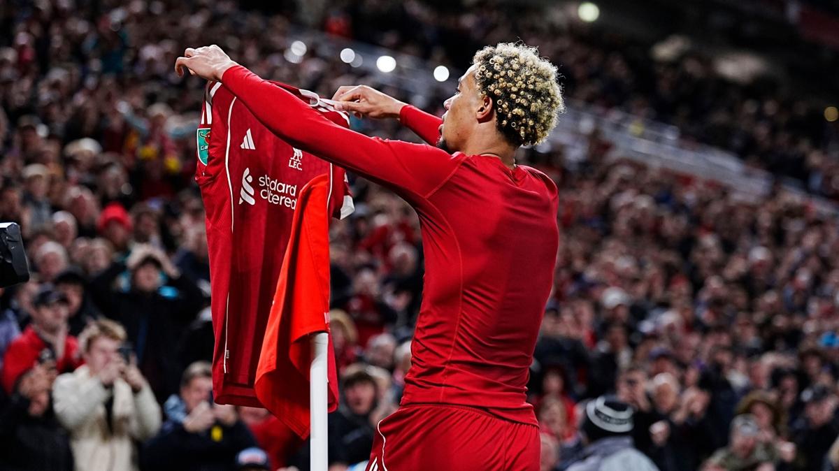 Liverpool'dan krmz kart gren Ekitike'ye ar ceza!