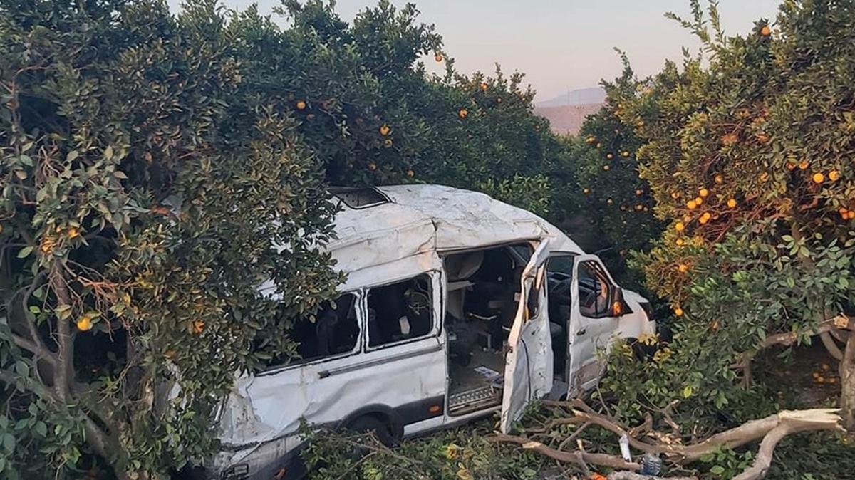 ileri tayan minibs devrildi: 19 yaral