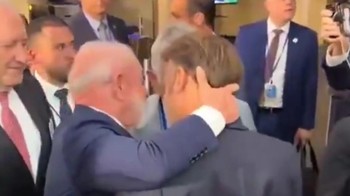 BM Zirvesi'nde ilgin grntler... Macron'un ensesine yapt