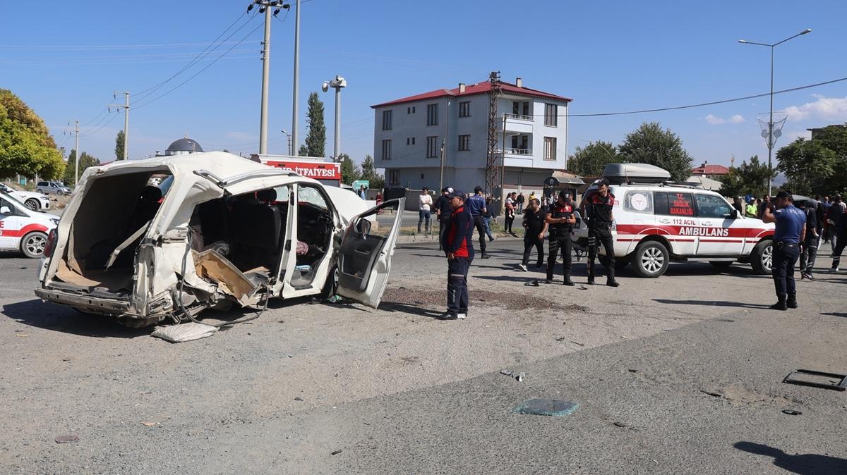 Idr'da trafik kazas! Polis arac ve minibs arpt: 1'i polis 4 kii yaraland