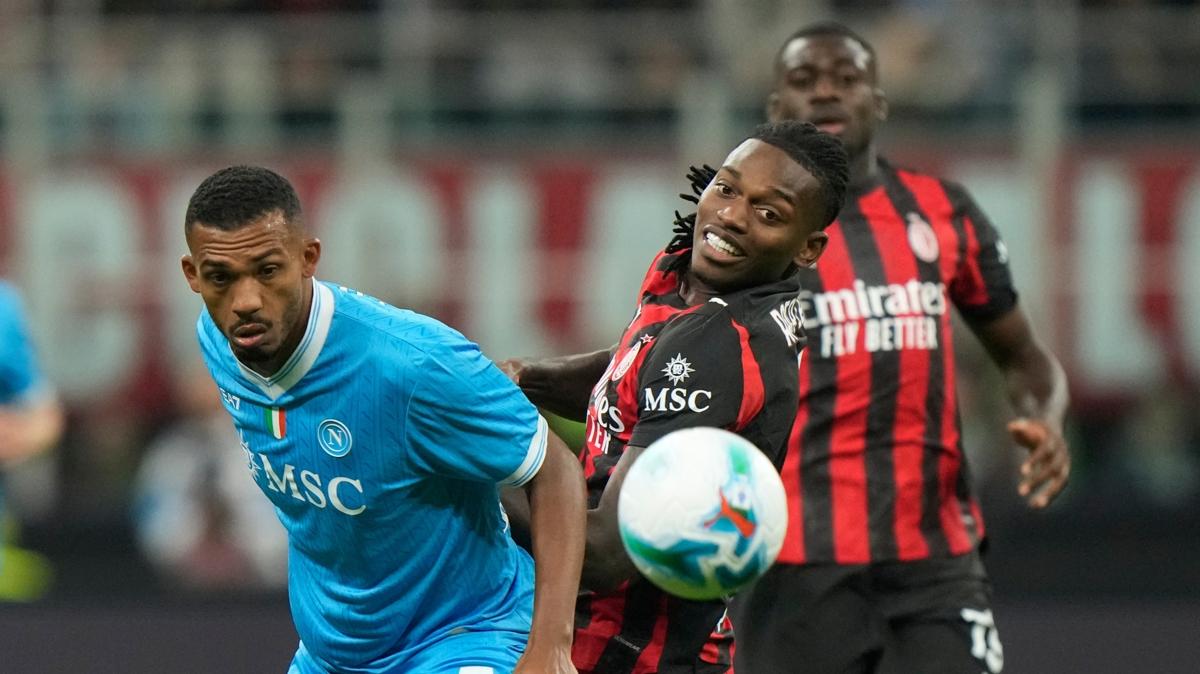 Milan evinde Napoli'yi yendi, liderlii ald