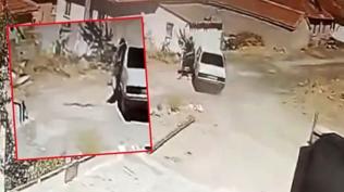 Seyir halindeki araçta yılan paniği kamerada: Sürücü araç durmadan indi