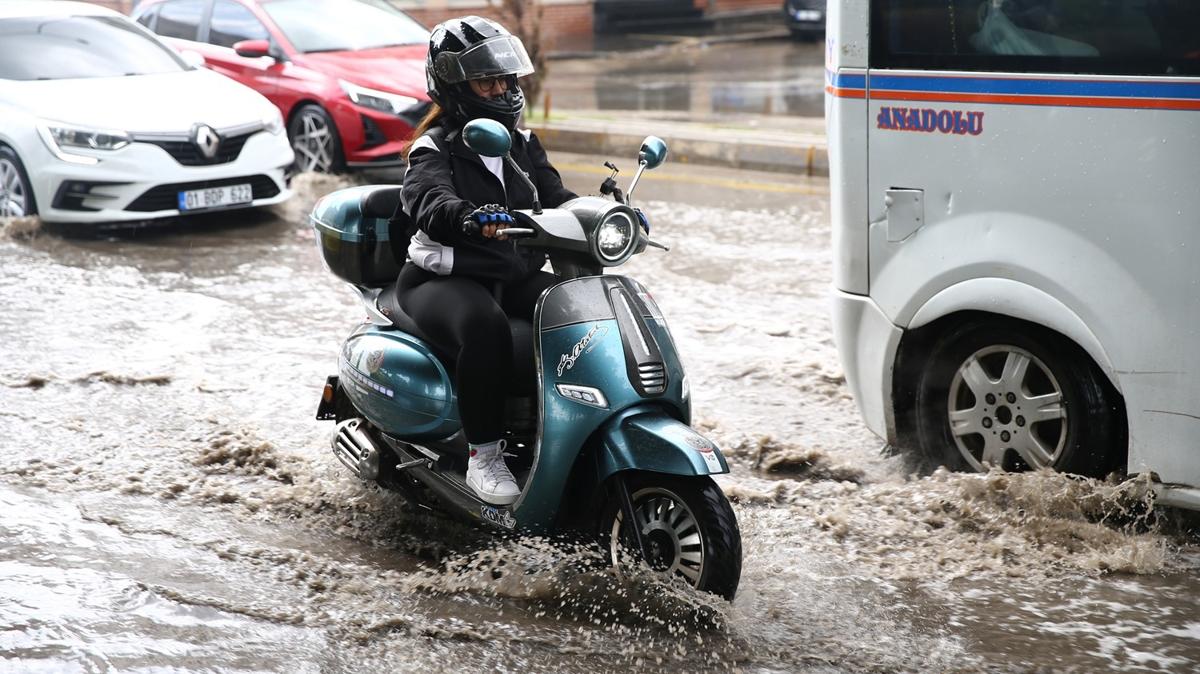 Adana'da kuvvetli ya: Yollar gle dnd, gz gz grmedi