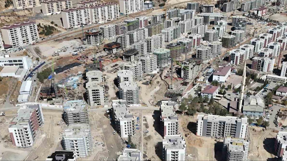 Deprem blgesinde yeniden hayat ina ediliyor! Tarih netleti