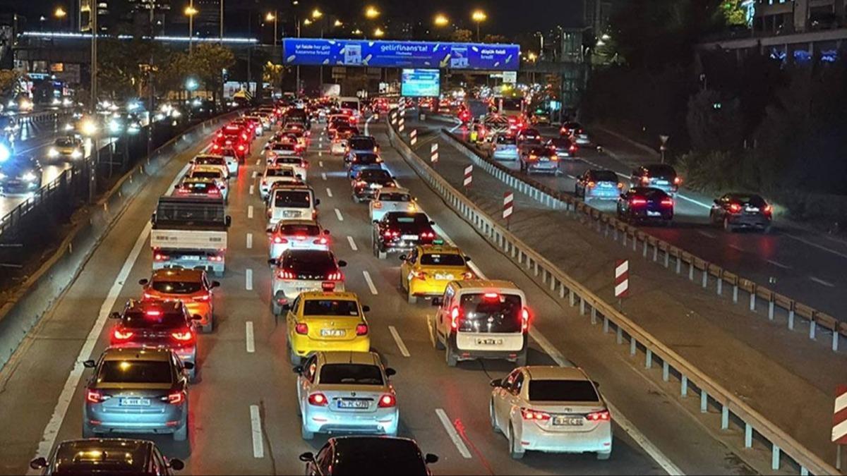 stanbul'da trafik kilit! Younluk yzde 83'e ulat