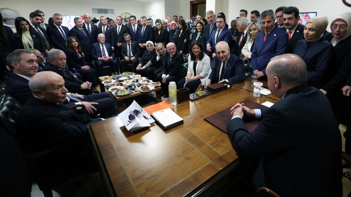 TBMM'de srpriz zirve... Cumhurbakan Erdoan, Baheli, P ve DEM heyetiyle grt