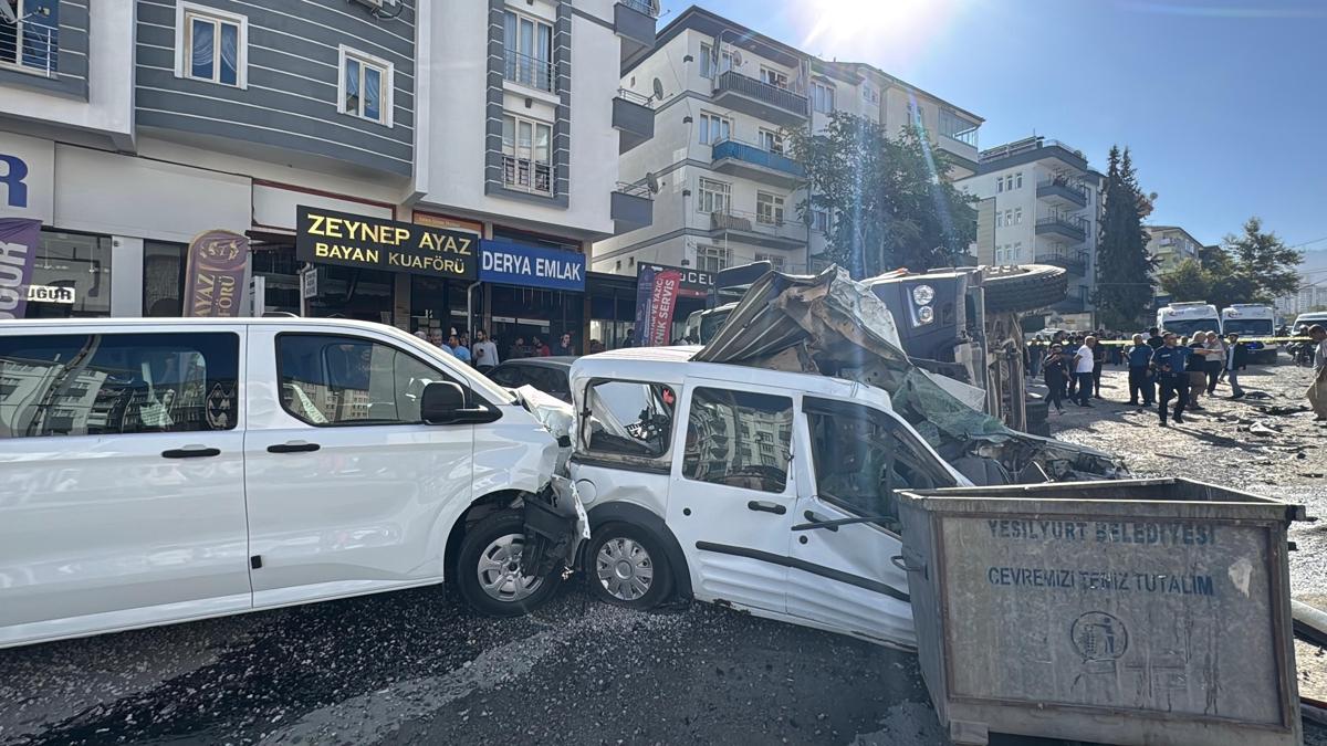 Malatya'da feci kaza: Freni arzaland, 15 araca arpt