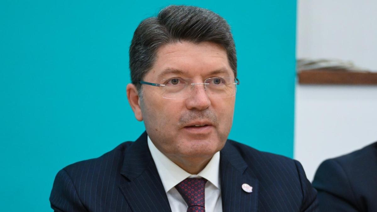 Adalet Bakan Tun'tan aklamalar 