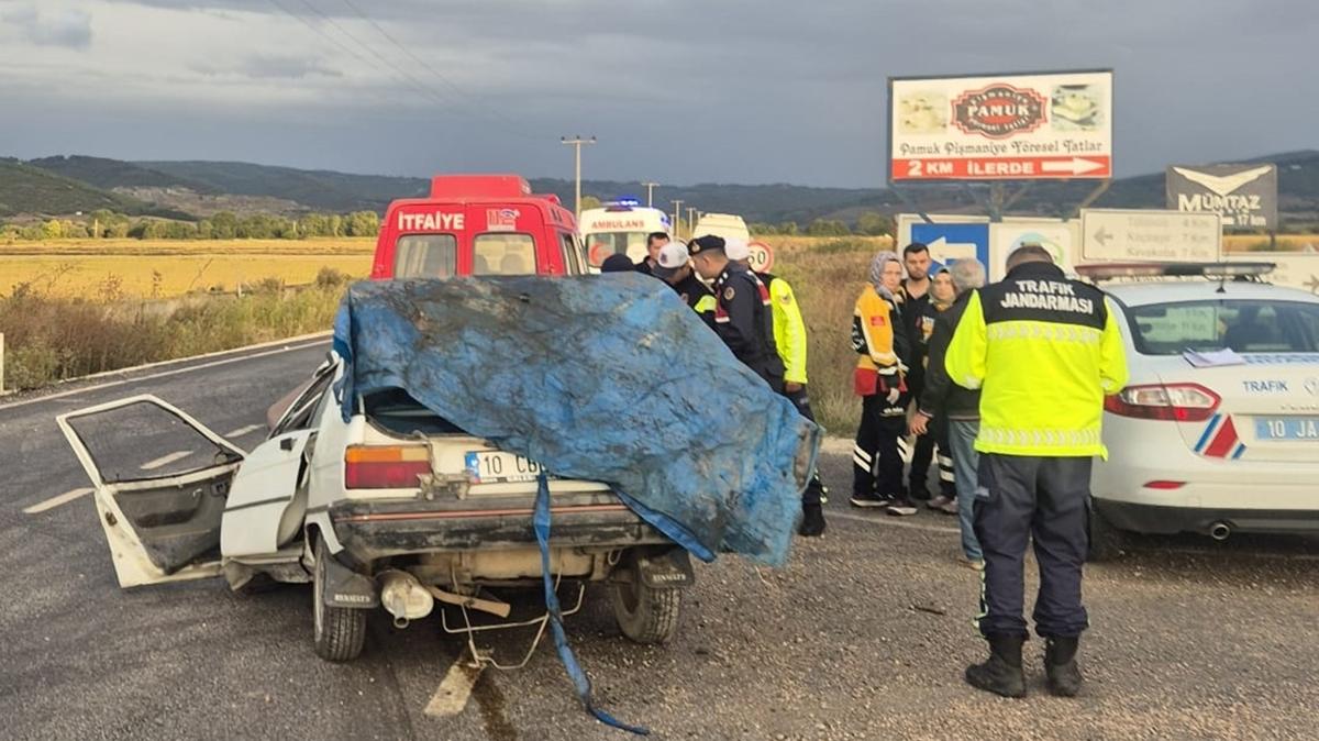 Balkesir'de ldren kaza: renci servisiyle feci arpt
