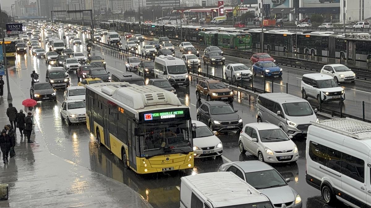 stanbul'da deimeyen manzara: Yamur yad, trafik younluu artt