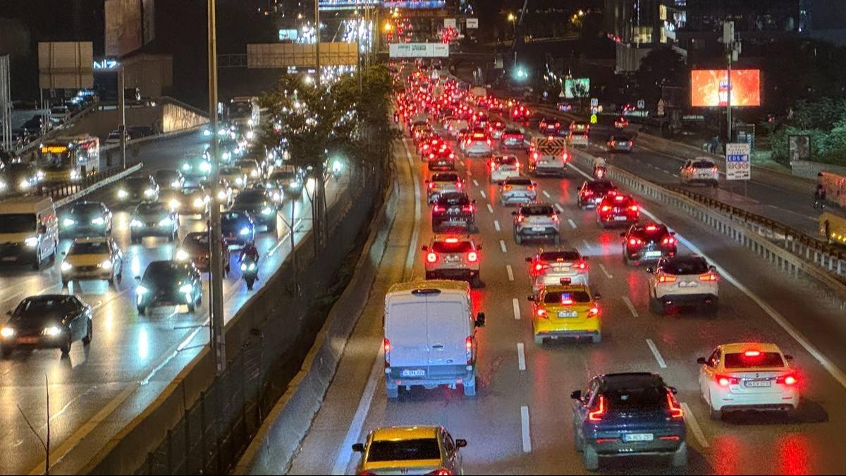 stanbul'da trafik zirveyi grd: Kpr ve otoyollar kilit