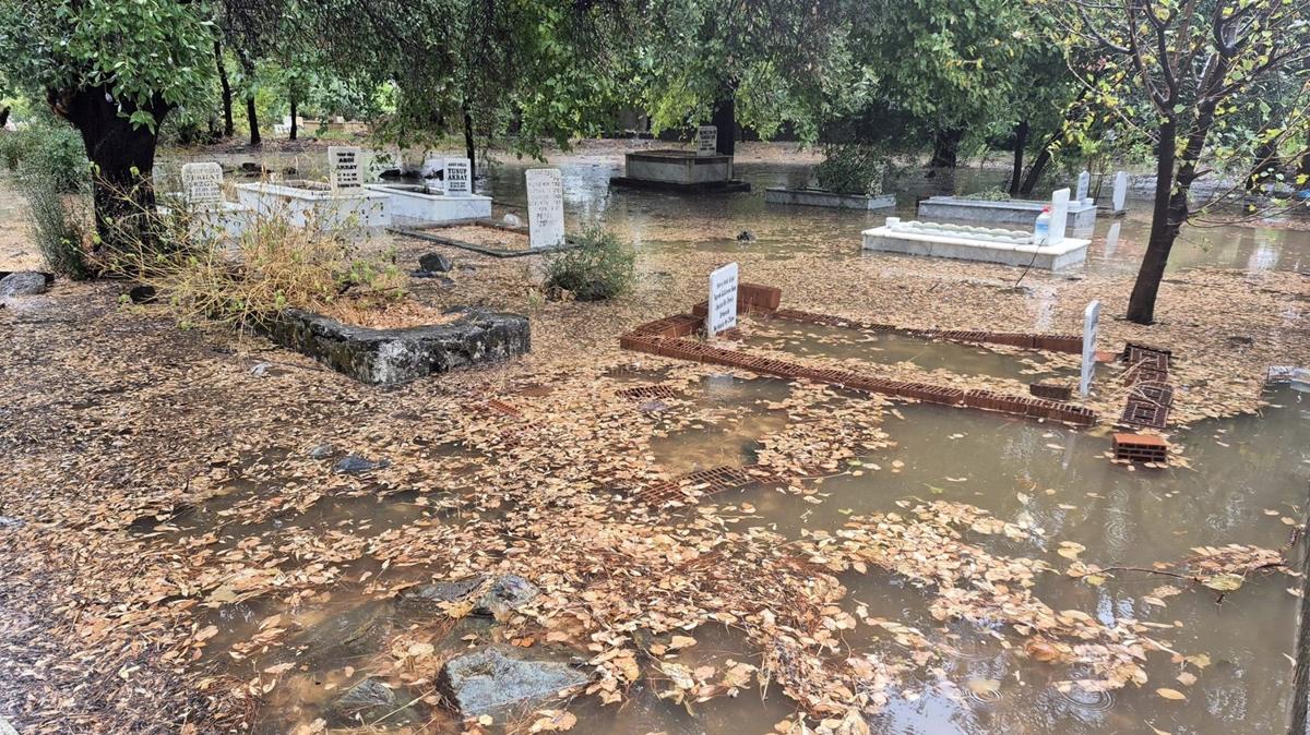 Mezarlk sular altnda kald! Mula'da saanak hayat fel etti