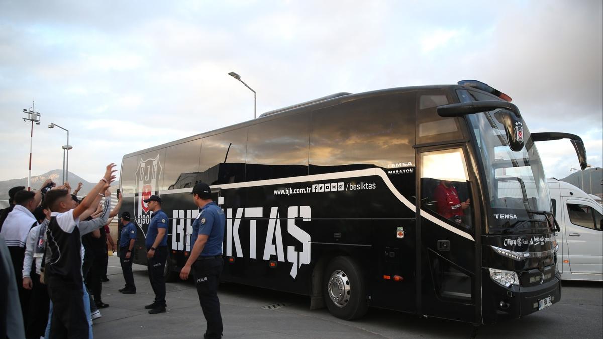 Beikta kafilesi dev derbi ncesi RAMS Park'a hareket etti