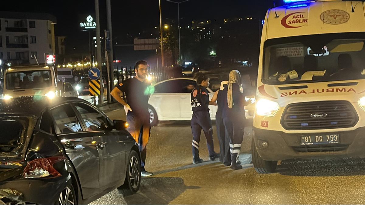 Krmz kta duran otomobile kamyon arpt: Yarallar var 