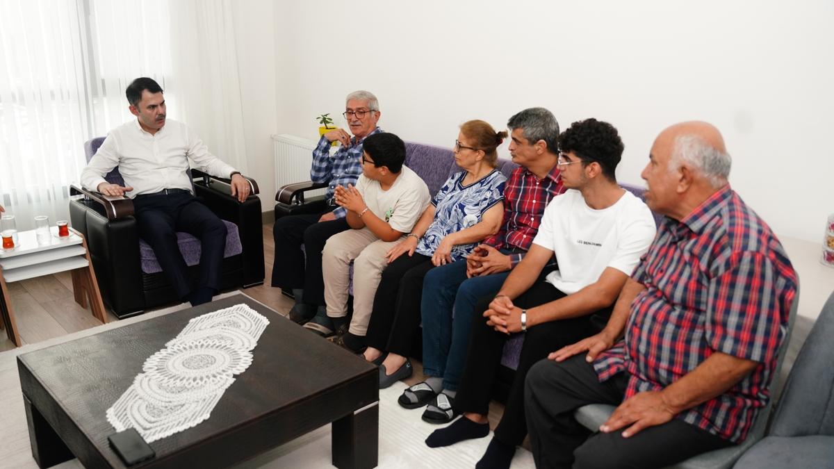 Bakan Kurum  depremzede aileye misafir oldu: Cumhurbakan'mz buray anbean takip ediyor