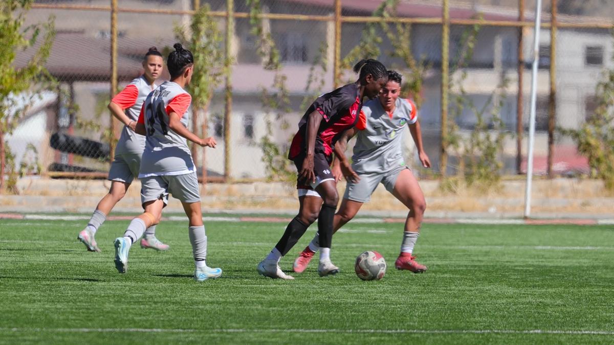 Yksekova Spor Kadn Futbol Takm ile Fatih Vatan Spor berabere kald