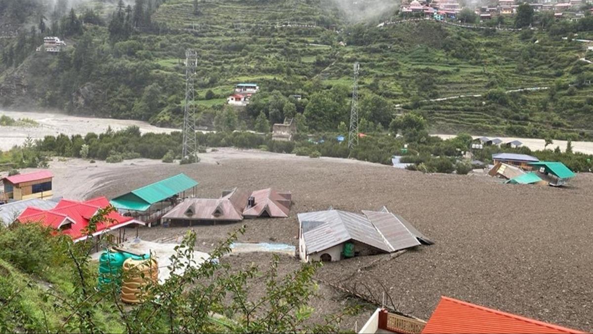Hindistan'da feci olay! Kayalarn devrilmesi sonucu 15 kii can verdi