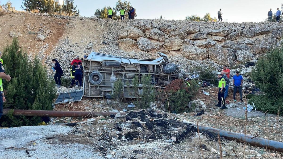 ileri tayan servis arampole devrildi: 5 l 14 yaral