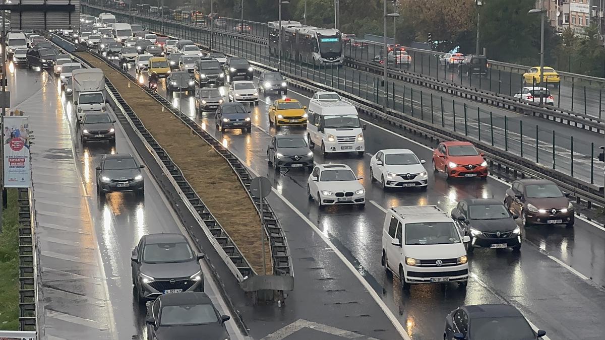 stanbul'da yamur sonras deimeyen manzara: Younluk 80'e kt, trafik kilitlendi