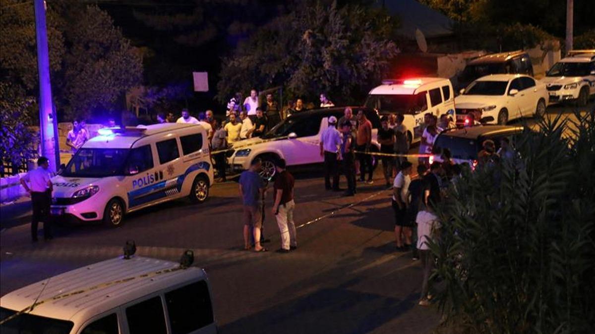 zmir'de akl almaz olay! Kpee ate ederken yoldan geenleri vurdu